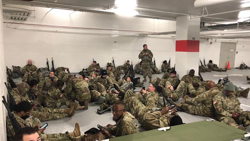 Terlihat tentara Garda Nasional AS yang menjaga pelantikan Presiden Joe Biden, tidur di tempat parkir yang membuat para pejabat AS marah. (BBC/USA TODAY)